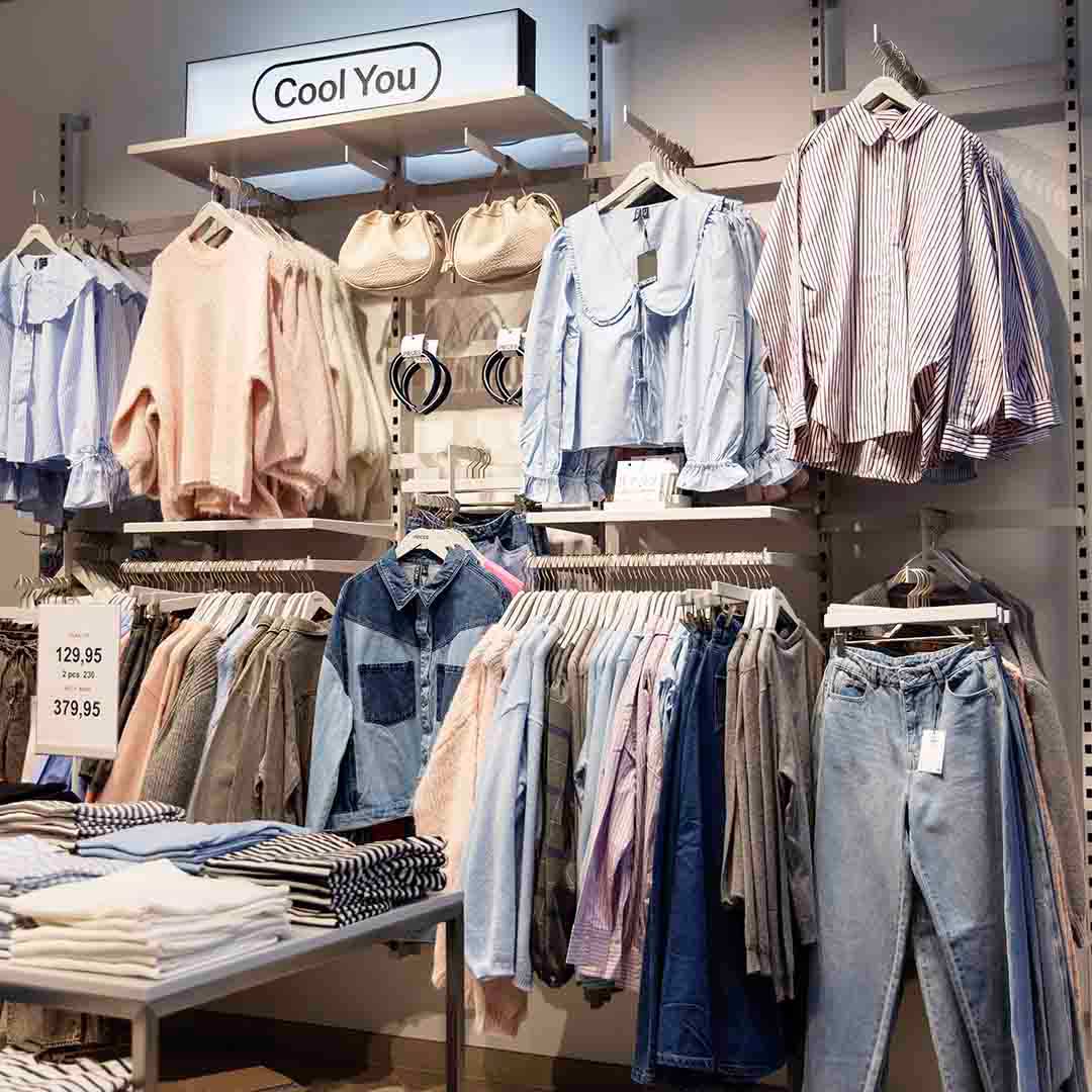 Bukser og bluser fra Pieces på Frederiksberg.